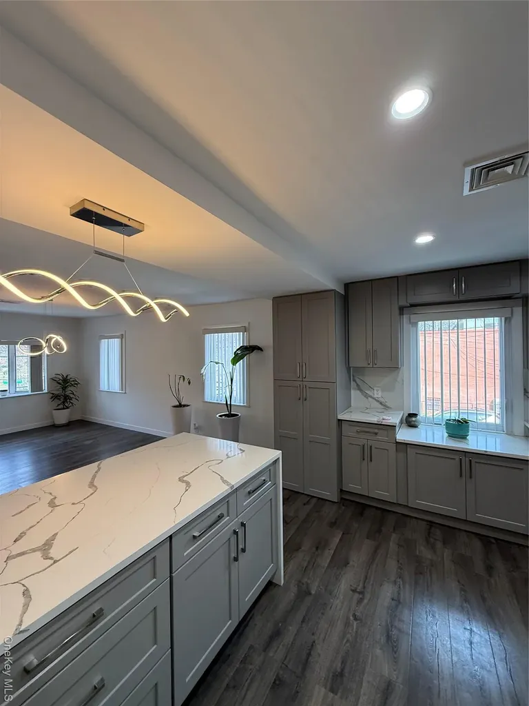 1090 Pelham Parkway S Bronx NY 10461