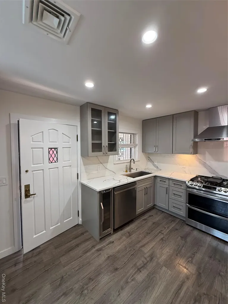 1090 Pelham Parkway S Bronx NY 10461