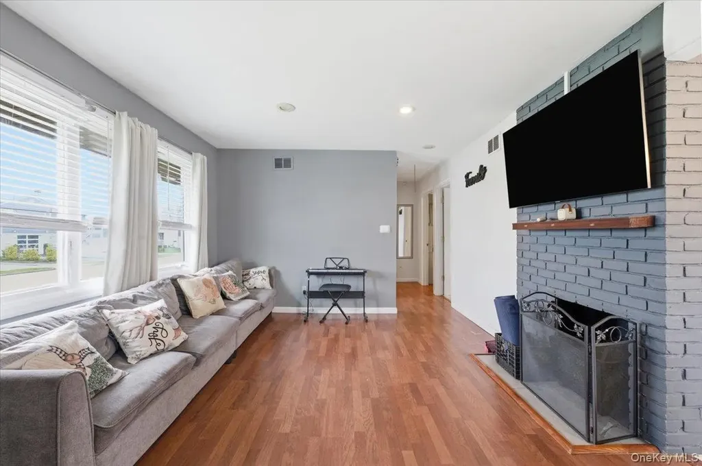 61 Grant Street Freeport NY 11520