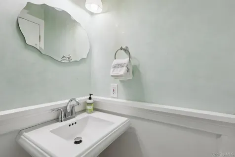 26 Village Green Bardonia NY 10954
