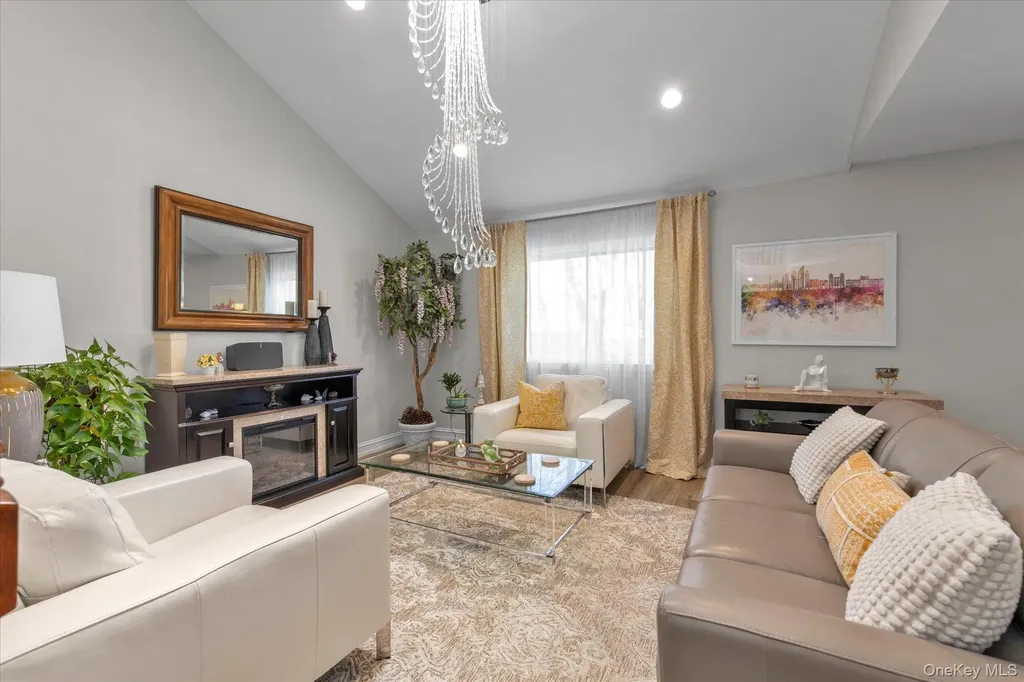 32 Ashley Circle Commack NY 11725