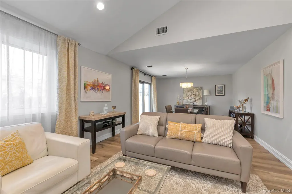 32 Ashley Circle Commack NY 11725