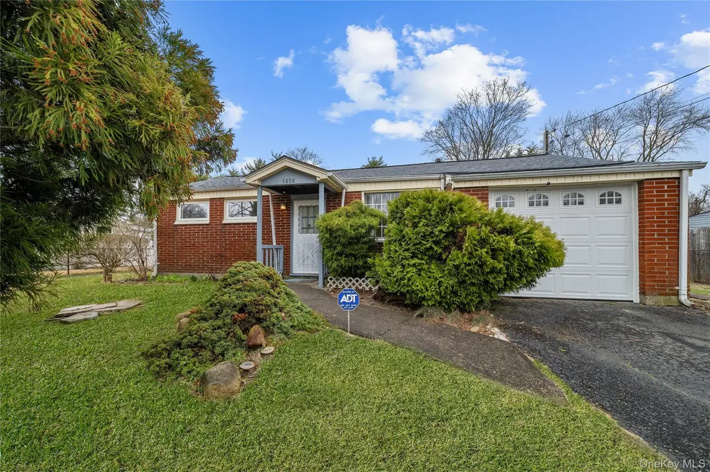 1656 N Gardiner Drive Bay Shore NY 11706