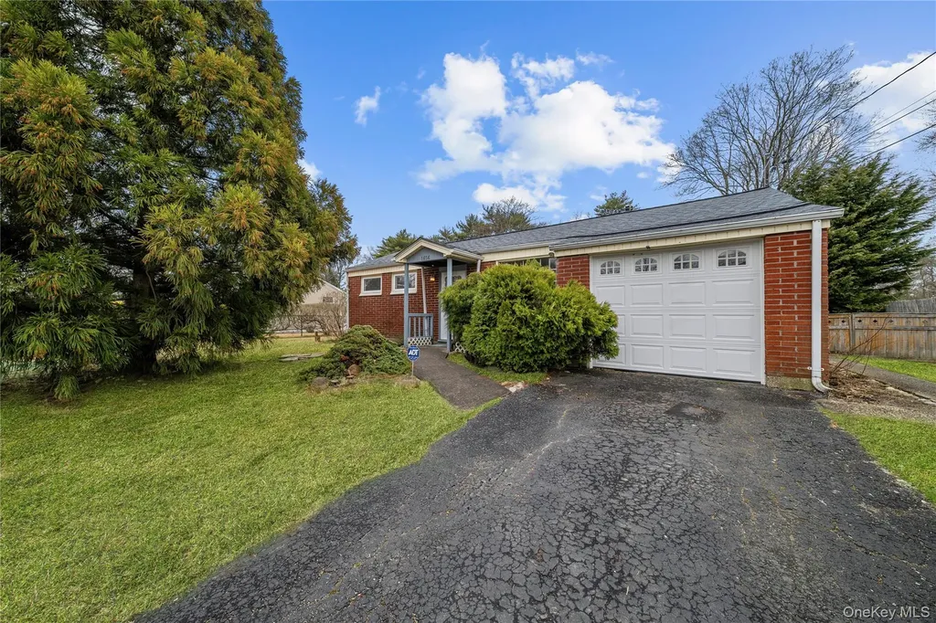 1656 N Gardiner Drive Bay Shore NY 11706