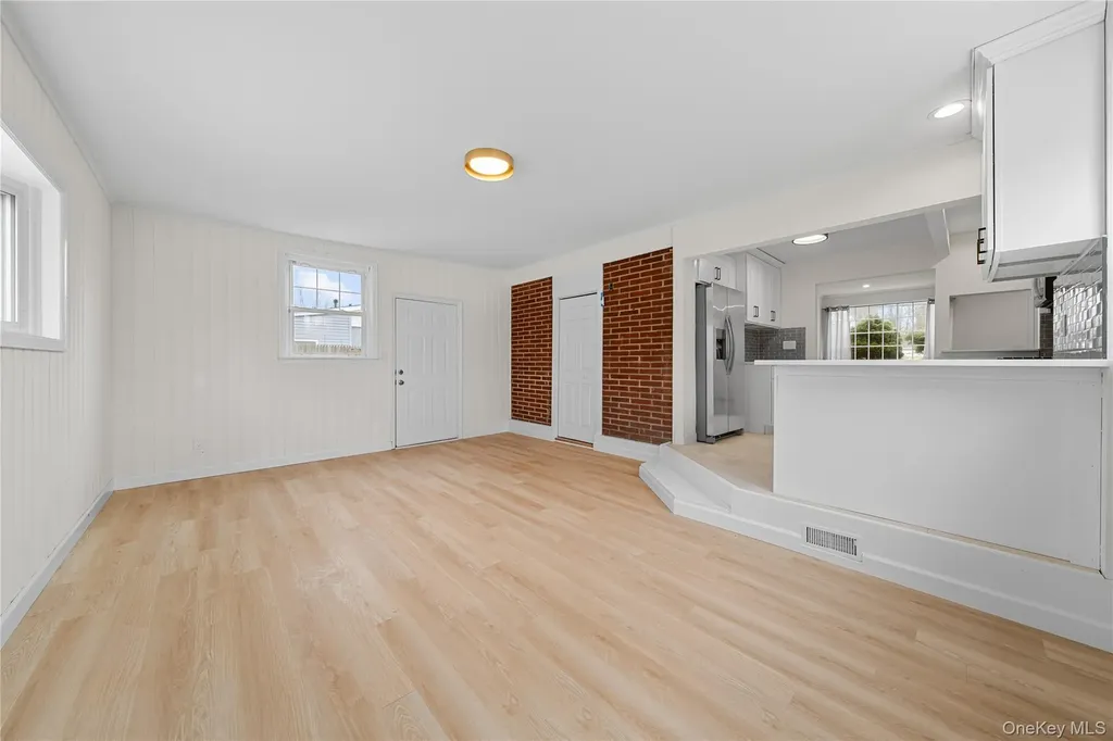 1656 N Gardiner Drive Bay Shore NY 11706
