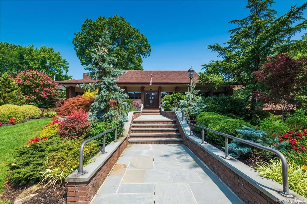 3 Oldfield Roslyn NY 11576