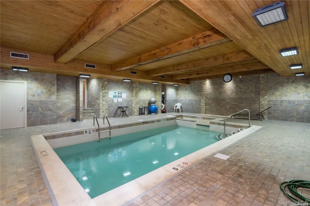 3 Oldfield Roslyn NY 11576