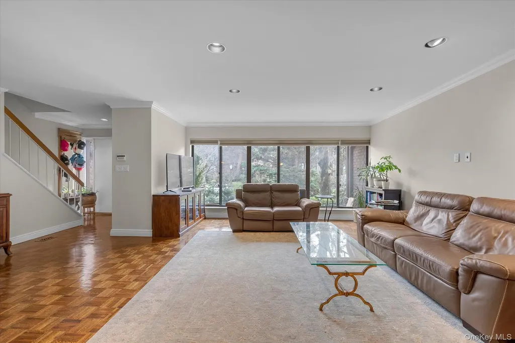 3 Oldfield Roslyn NY 11576