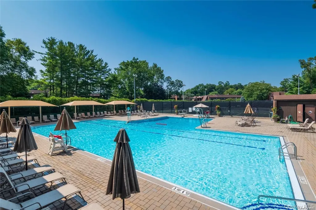 3 Oldfield Roslyn NY 11576