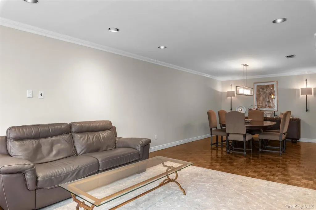 3 Oldfield Roslyn NY 11576