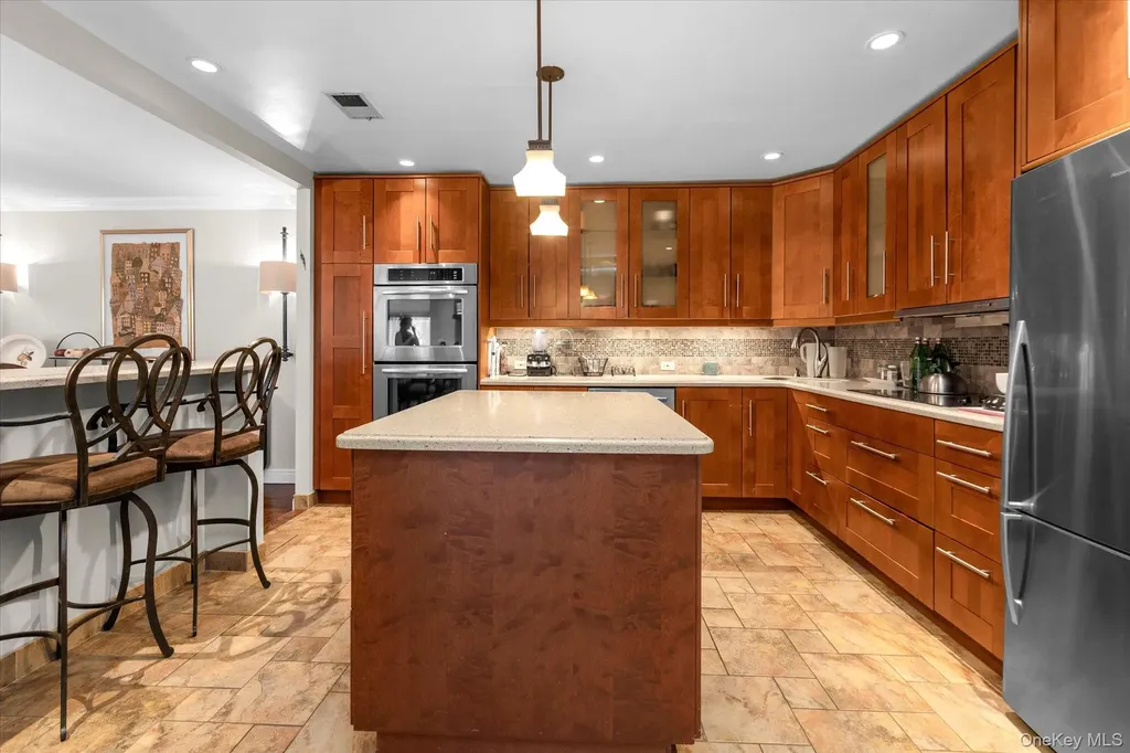 3 Oldfield Roslyn NY 11576