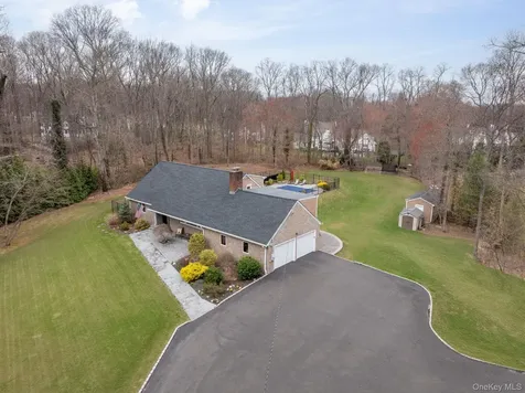 431 Woodbury Road Cold Spring Harbor NY 11724