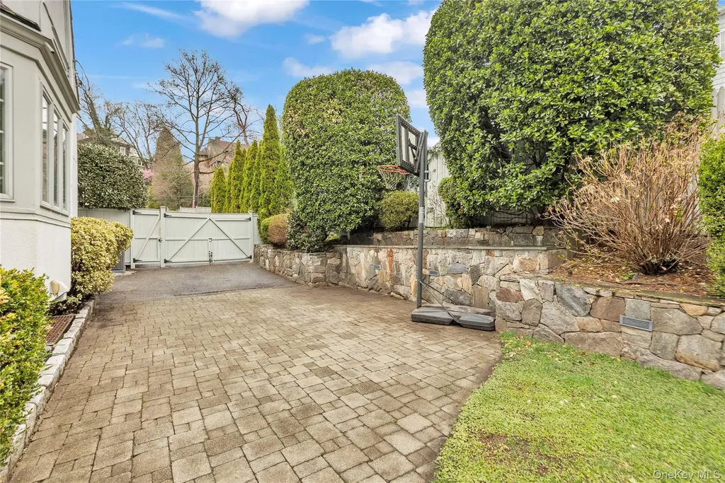 42 Tanglewylde Avenue Bronxville NY 10708