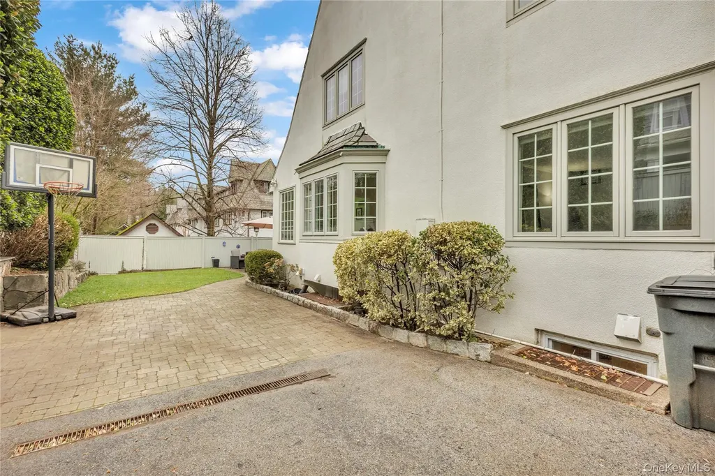 42 Tanglewylde Avenue Bronxville NY 10708
