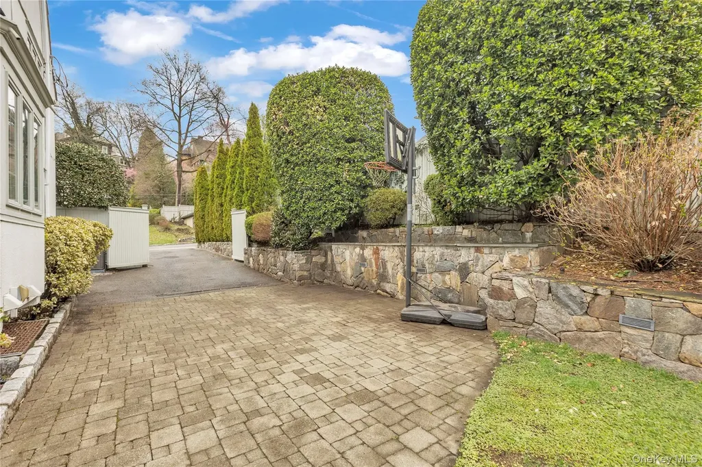 42 Tanglewylde Avenue Bronxville NY 10708