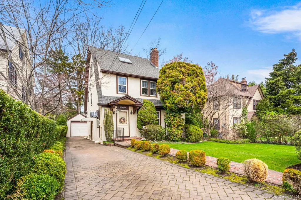 335 Warwick Avenue Douglaston NY 11363