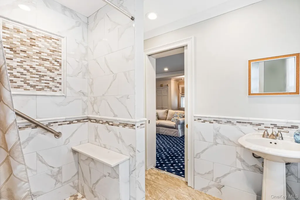 335 Warwick Avenue Douglaston NY 11363