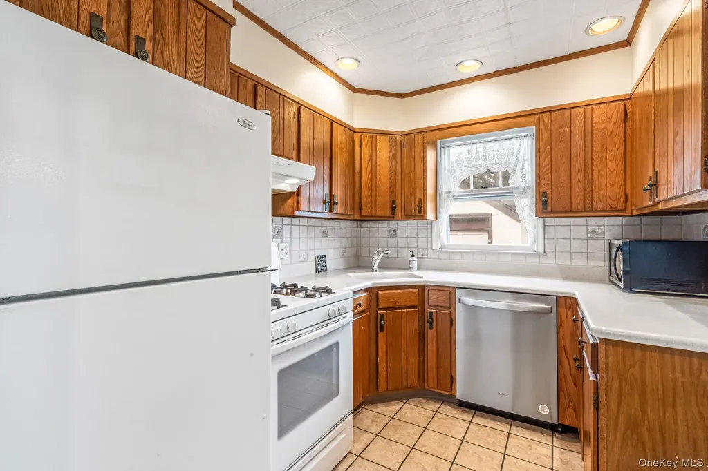 335 Warwick Avenue Douglaston NY 11363