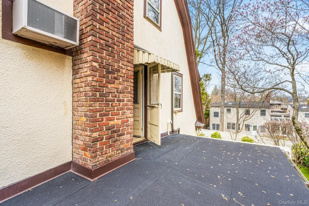 335 Warwick Avenue Douglaston NY 11363