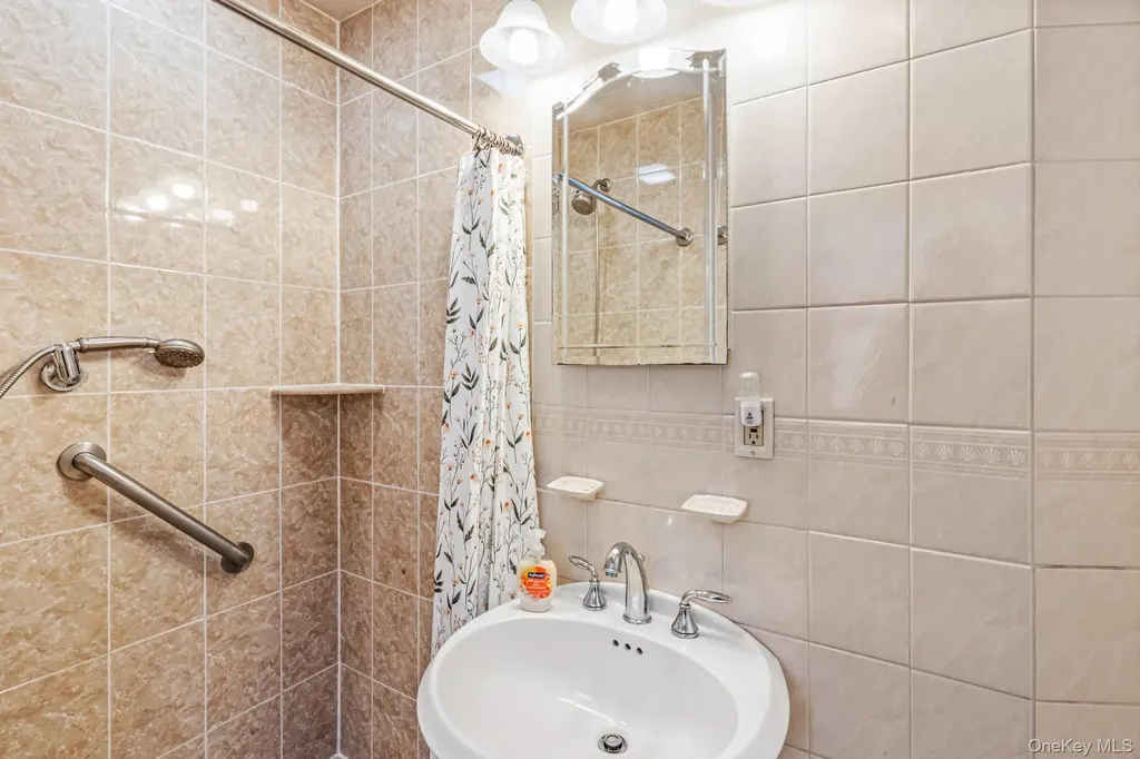 335 Warwick Avenue Douglaston NY 11363