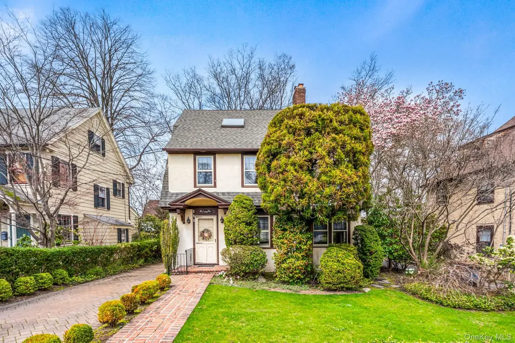 335 Warwick Avenue Douglaston NY 11363