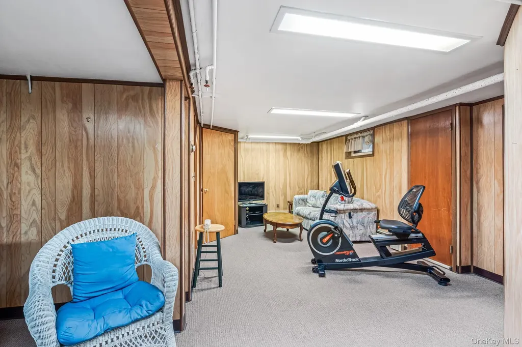 335 Warwick Avenue Douglaston NY 11363