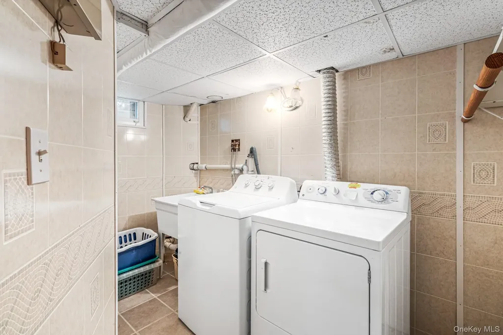 335 Warwick Avenue Douglaston NY 11363