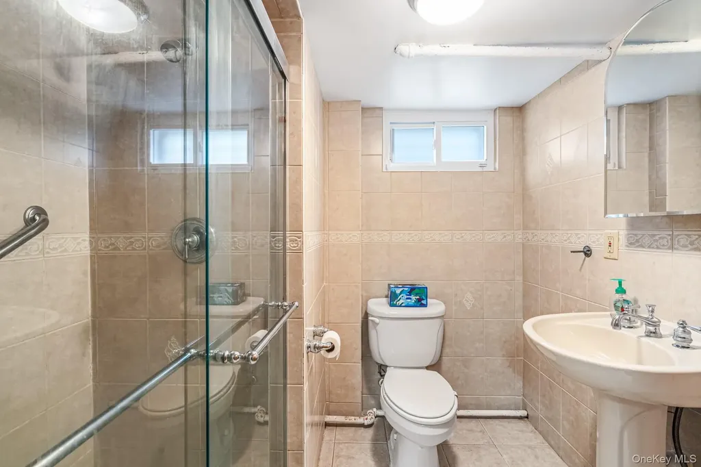 335 Warwick Avenue Douglaston NY 11363