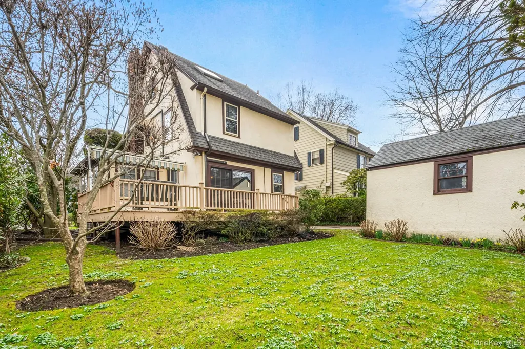 335 Warwick Avenue Douglaston NY 11363