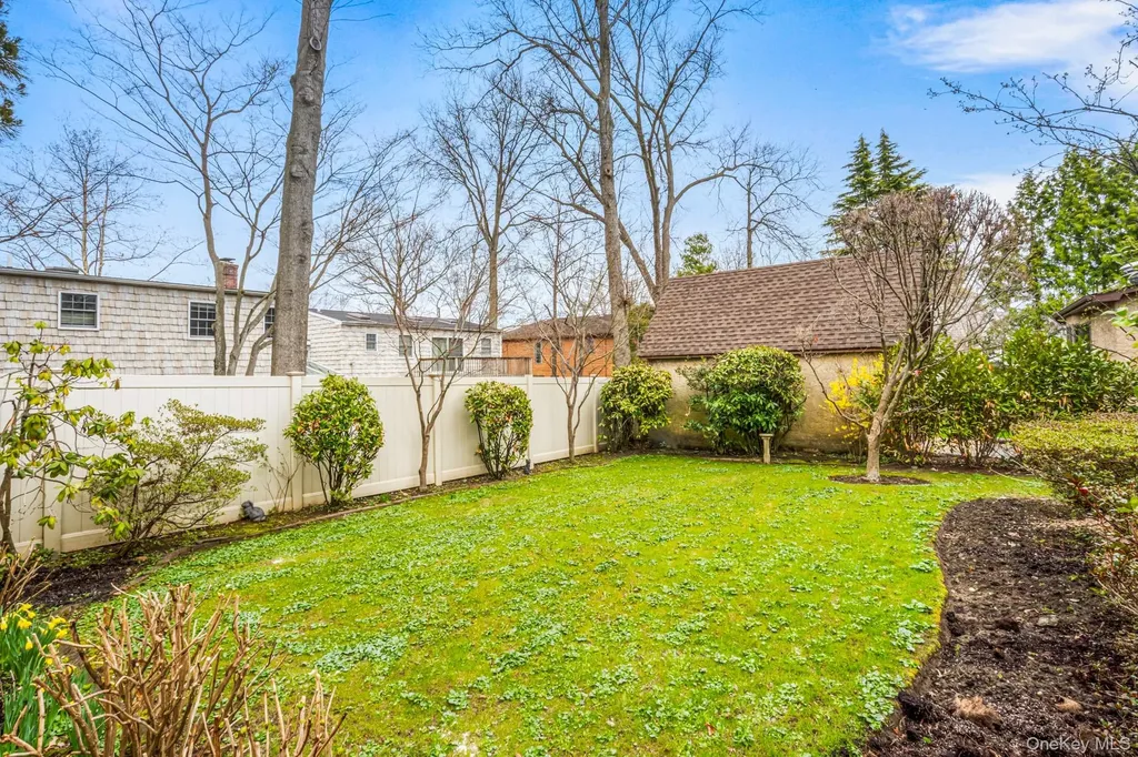 335 Warwick Avenue Douglaston NY 11363