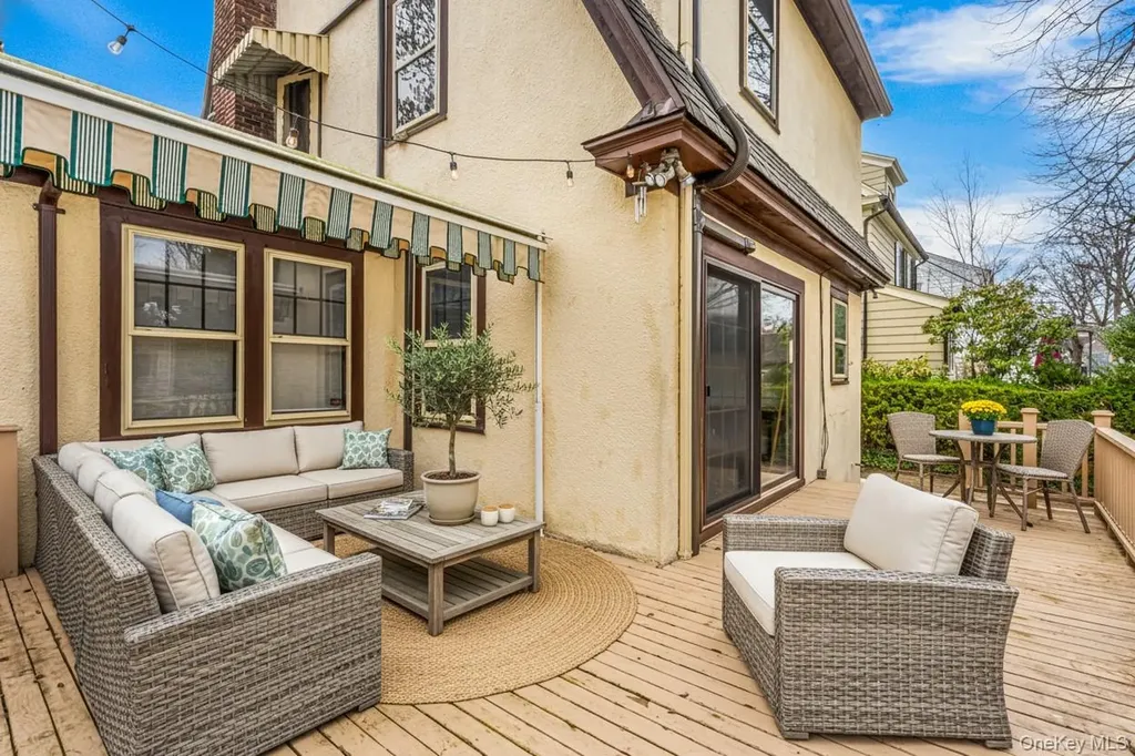 335 Warwick Avenue Douglaston NY 11363
