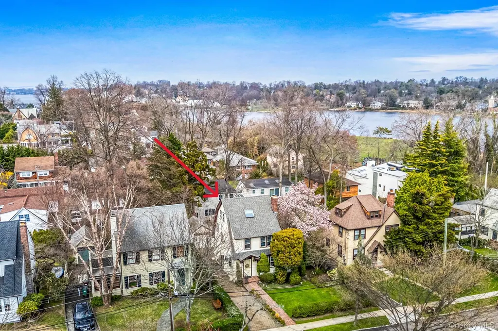 335 Warwick Avenue Douglaston NY 11363