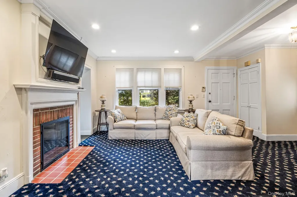 335 Warwick Avenue Douglaston NY 11363