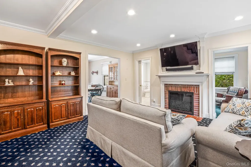 335 Warwick Avenue Douglaston NY 11363