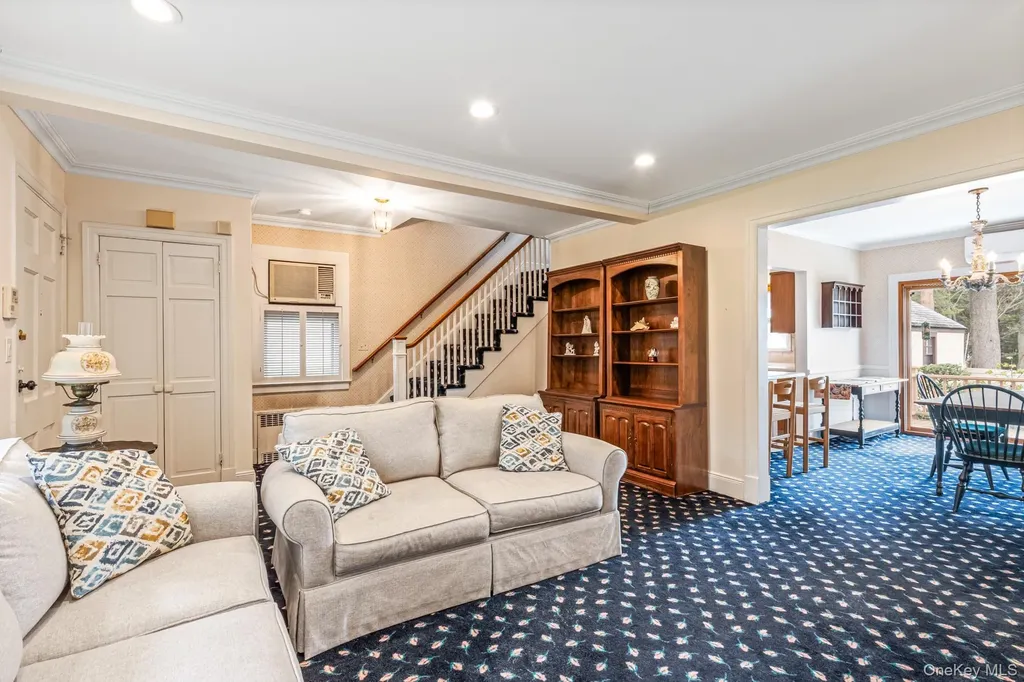 335 Warwick Avenue Douglaston NY 11363