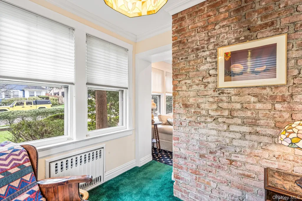 335 Warwick Avenue Douglaston NY 11363