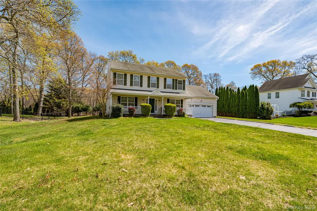 108 Maple Wood Lane Riverhead NY 11901