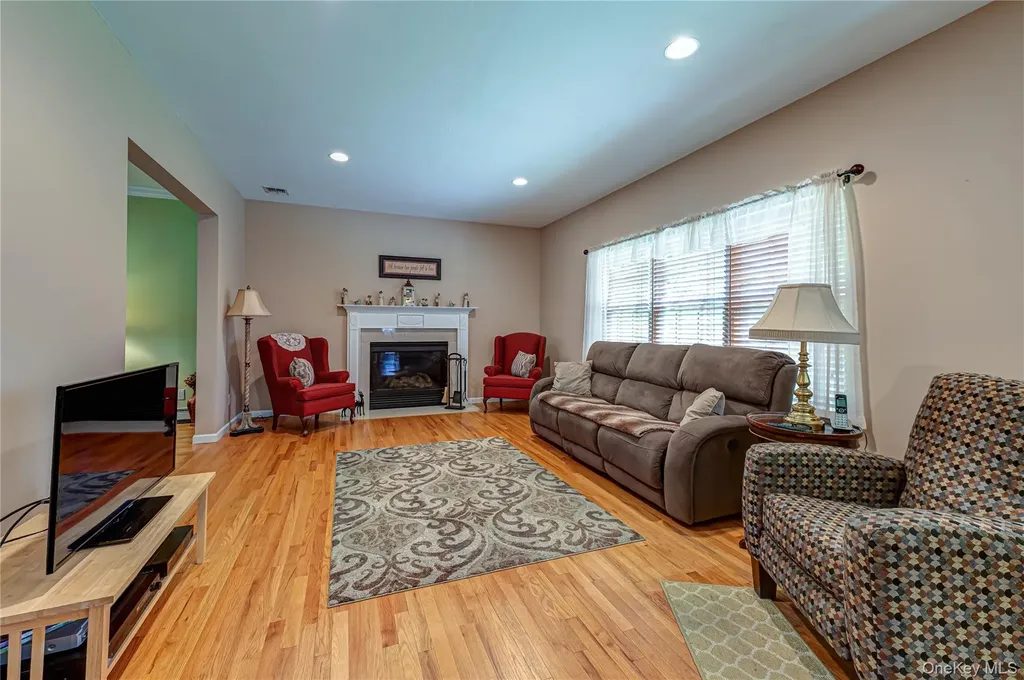 108 Maple Wood Lane Riverhead NY 11901