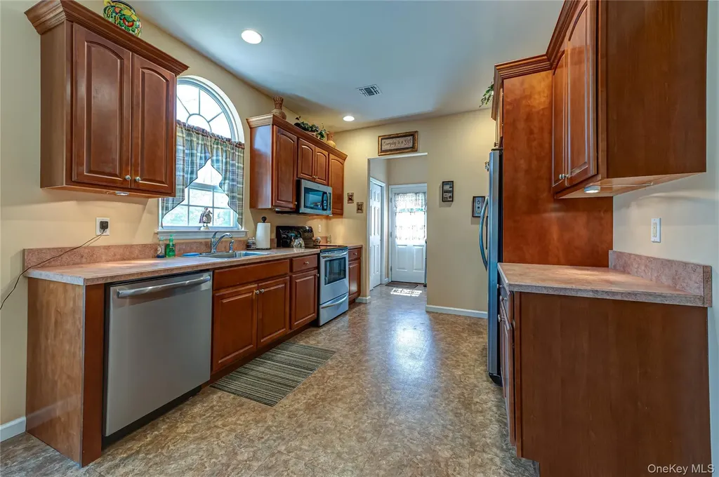 108 Maple Wood Lane Riverhead NY 11901
