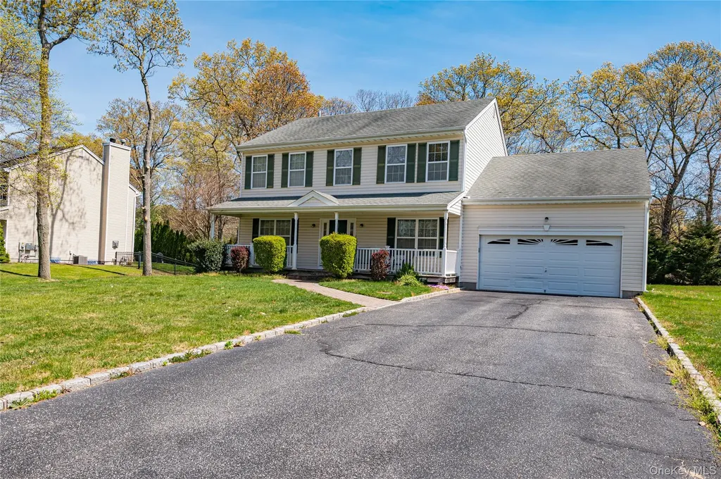 108 Maple Wood Lane Riverhead NY 11901