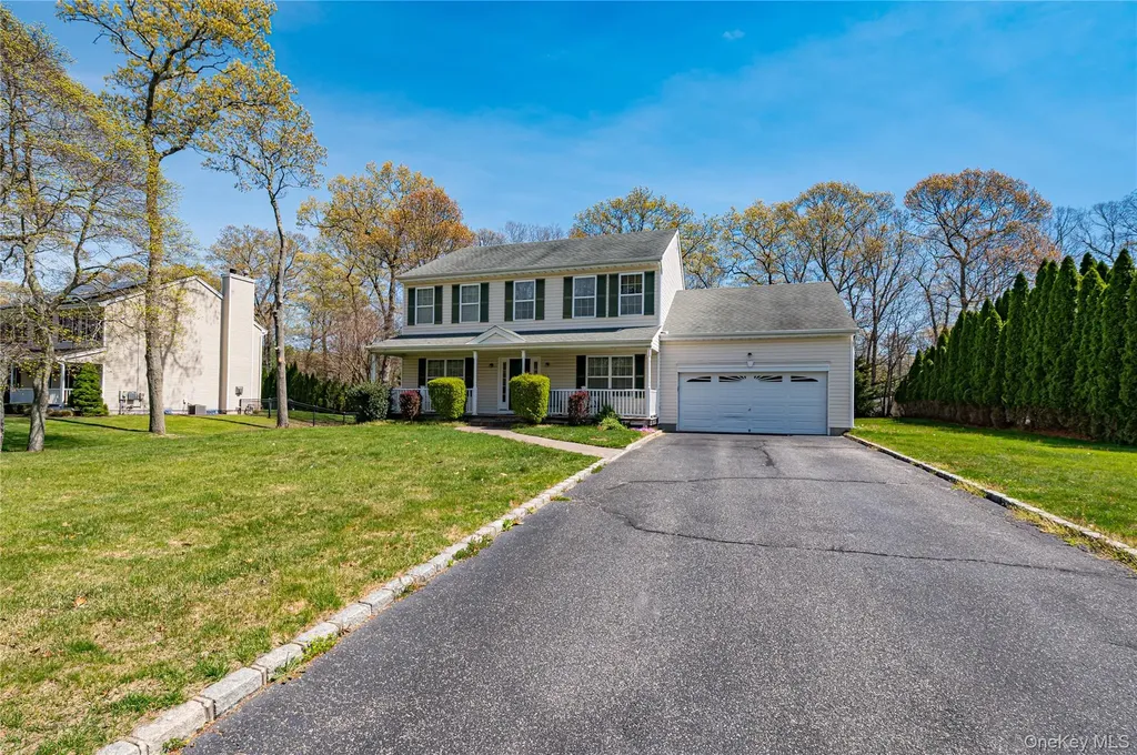 108 Maple Wood Lane Riverhead NY 11901
