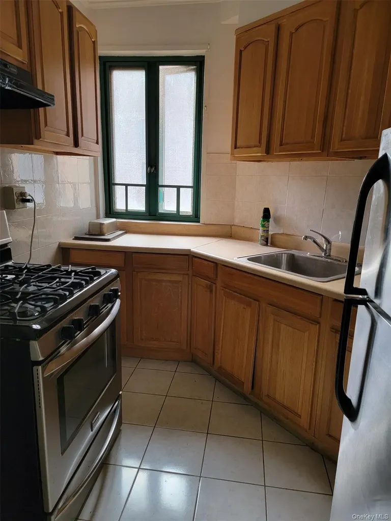 2220 E Tremont Avenue Bronx NY 10462