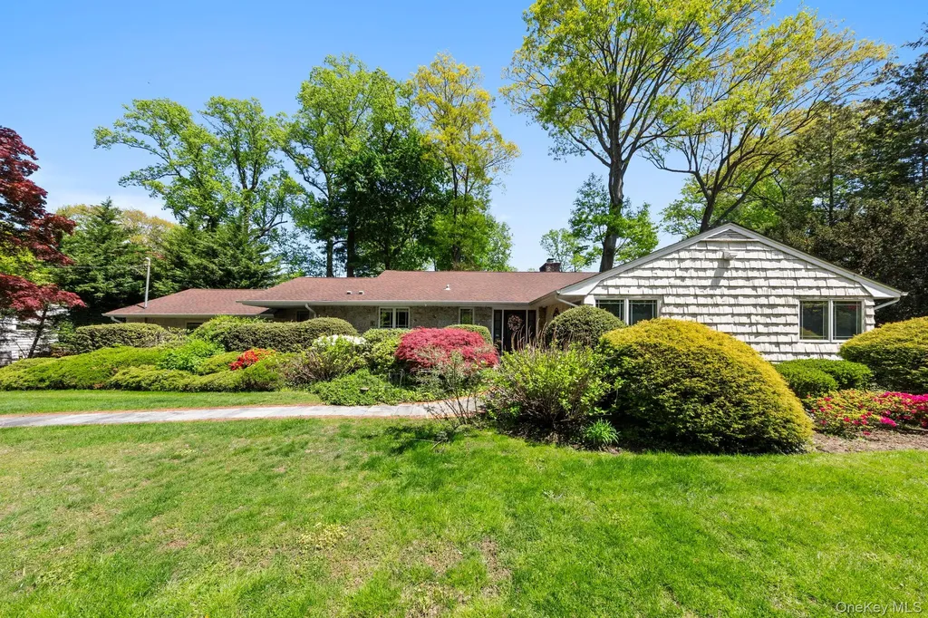 5 The Hemlocks Roslyn Estates NY 11577