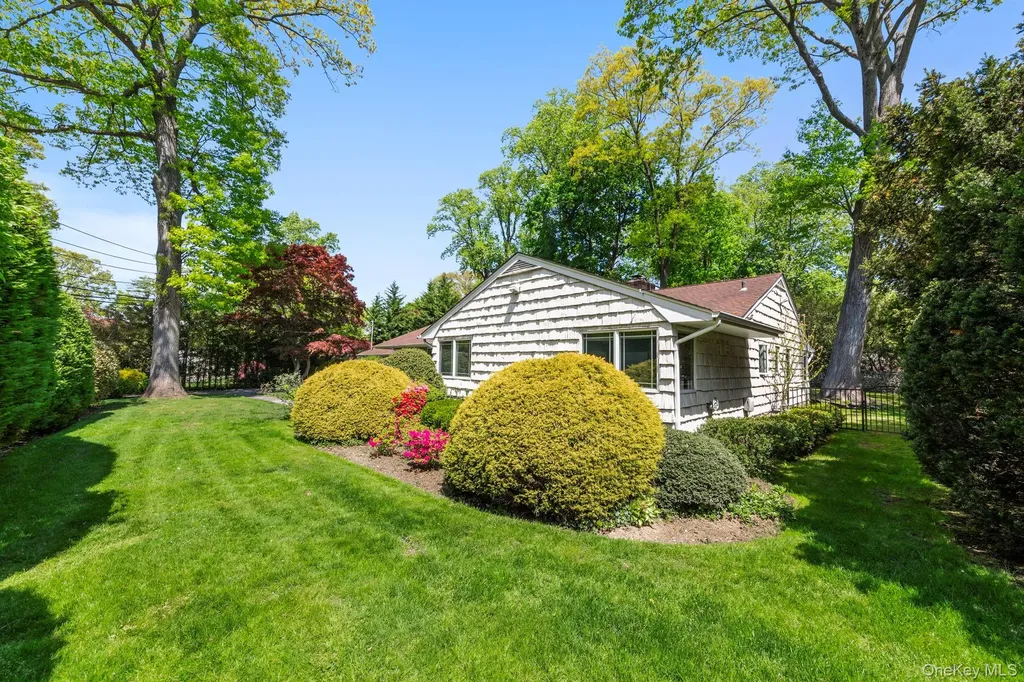 5 The Hemlocks Roslyn Estates NY 11577