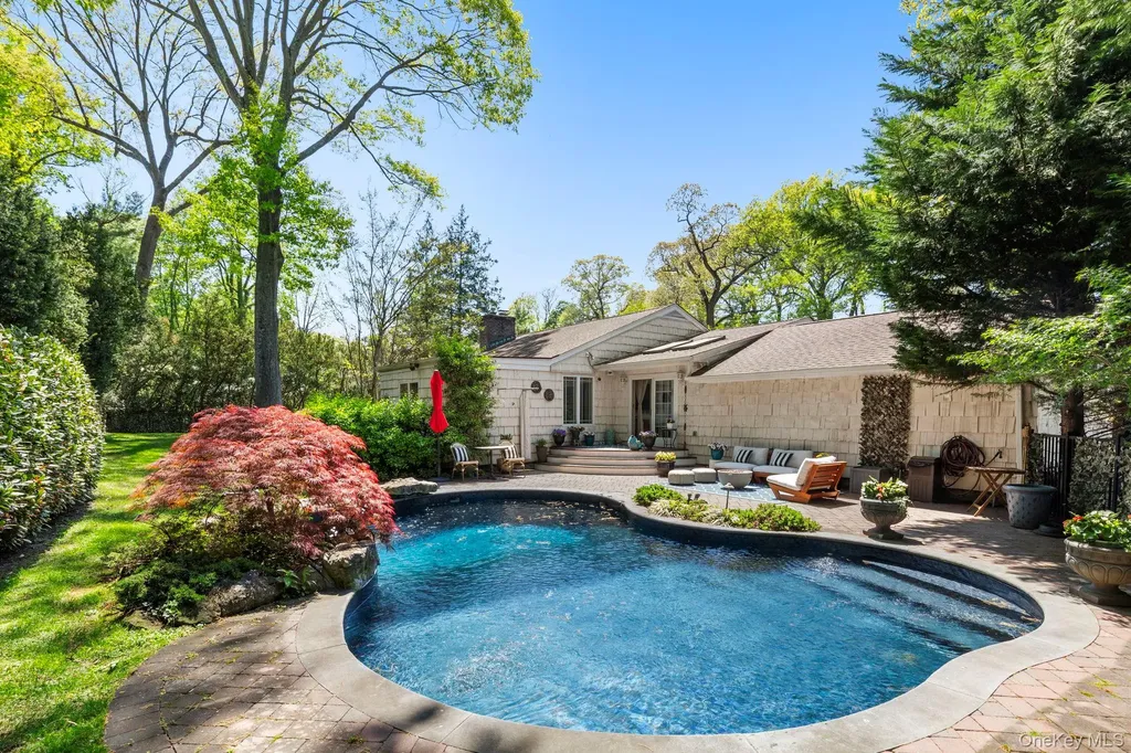 5 The Hemlocks Roslyn Estates NY 11577