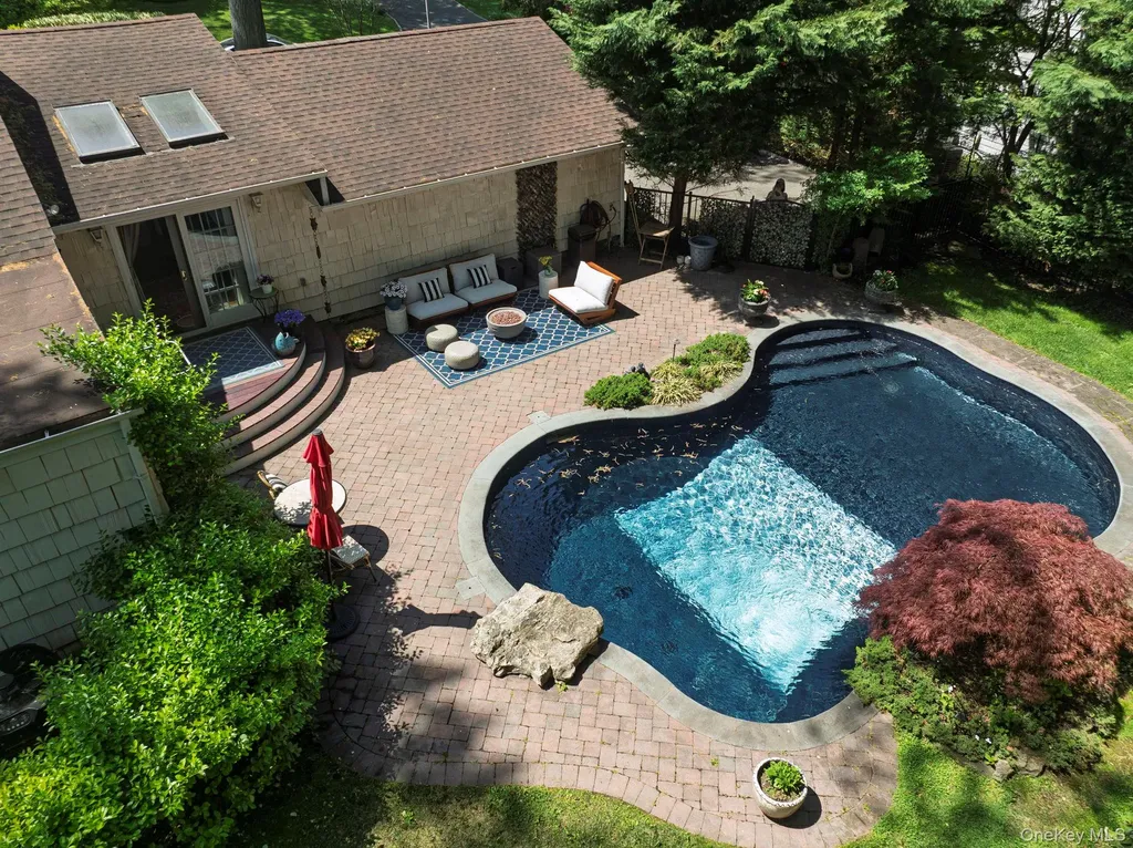 5 The Hemlocks Roslyn Estates NY 11577