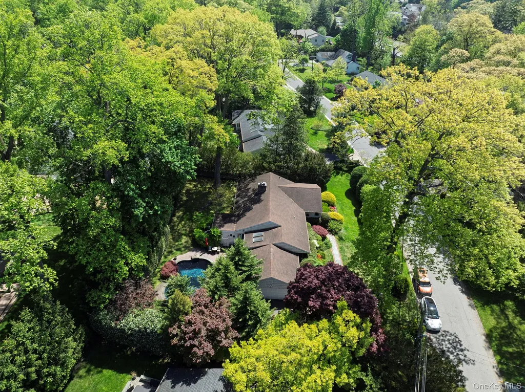 5 The Hemlocks Roslyn Estates NY 11577
