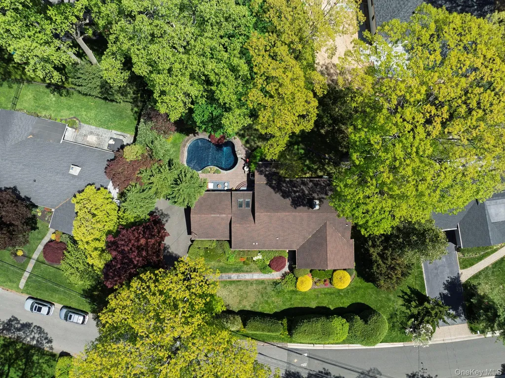 5 The Hemlocks Roslyn Estates NY 11577