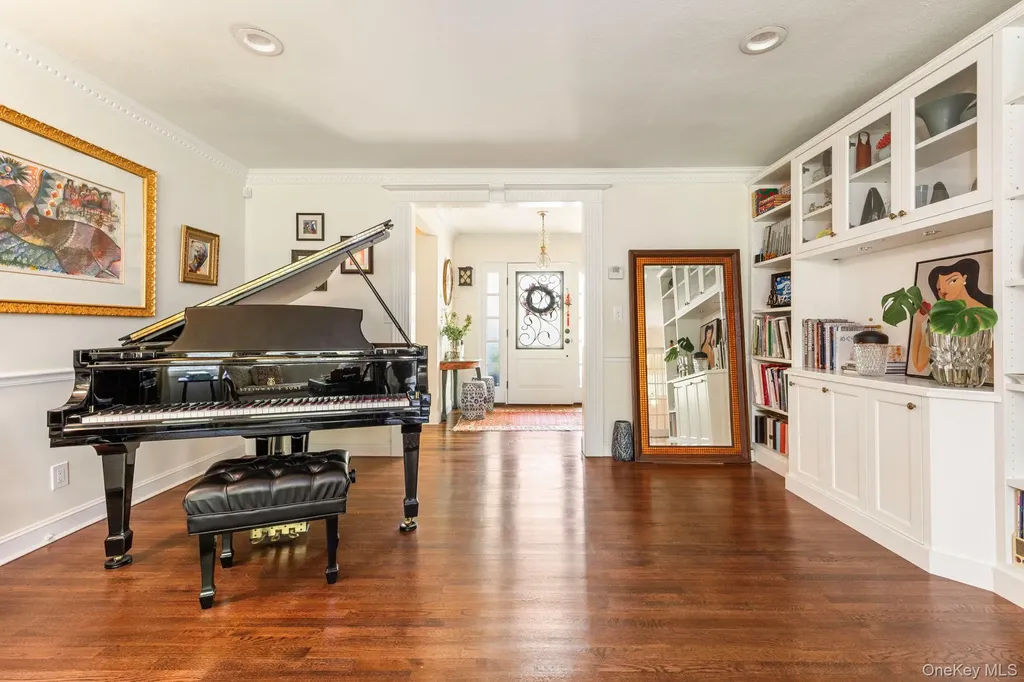 5 The Hemlocks Roslyn Estates NY 11577