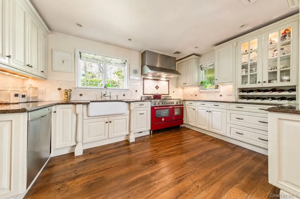 5 The Hemlocks Roslyn Estates NY 11577
